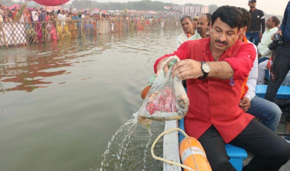 ladies worshiped the drowning sun for chhath