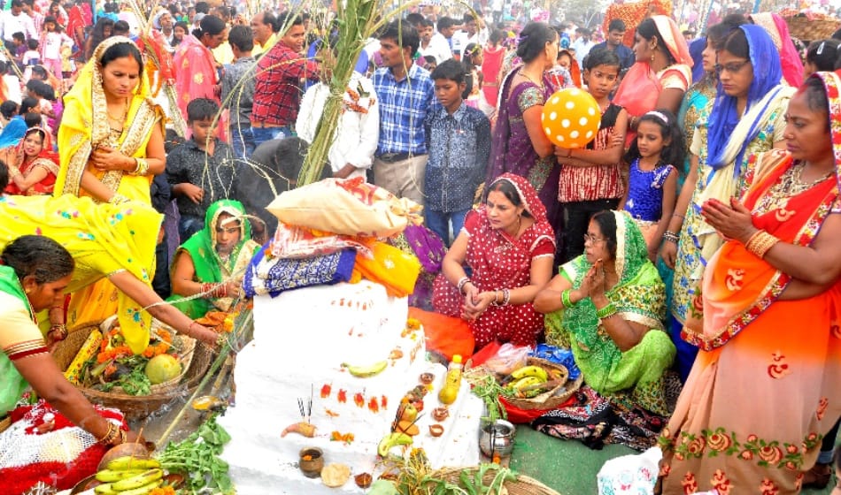 ladies worshiped the drowning sun for chhath