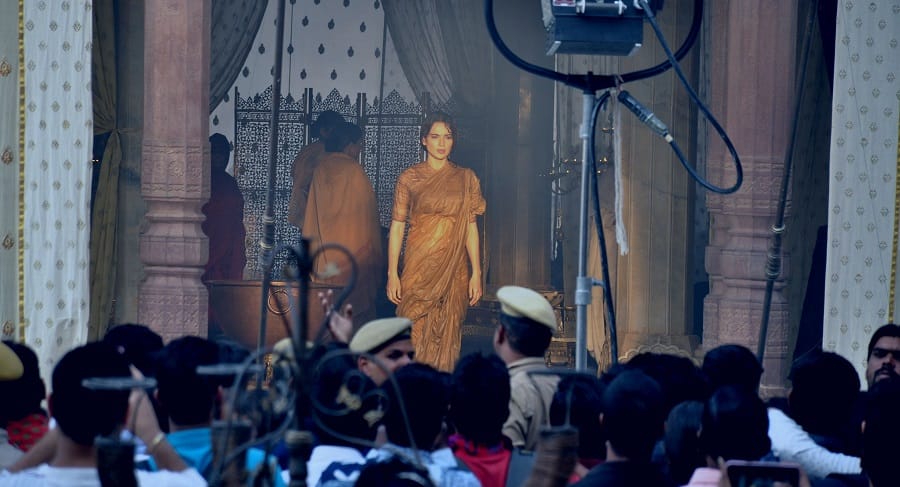 Kangna Runout is shooting at Aamer Mahal, Crowd of fans also there