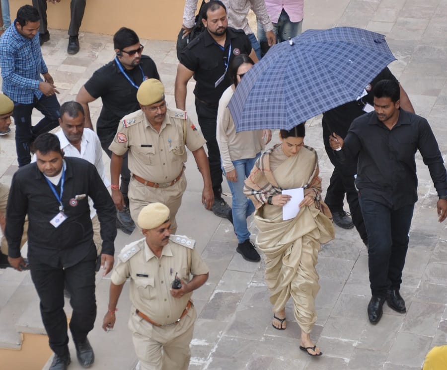Kangna Runout is shooting at Aamer Mahal, Crowd of fans also there