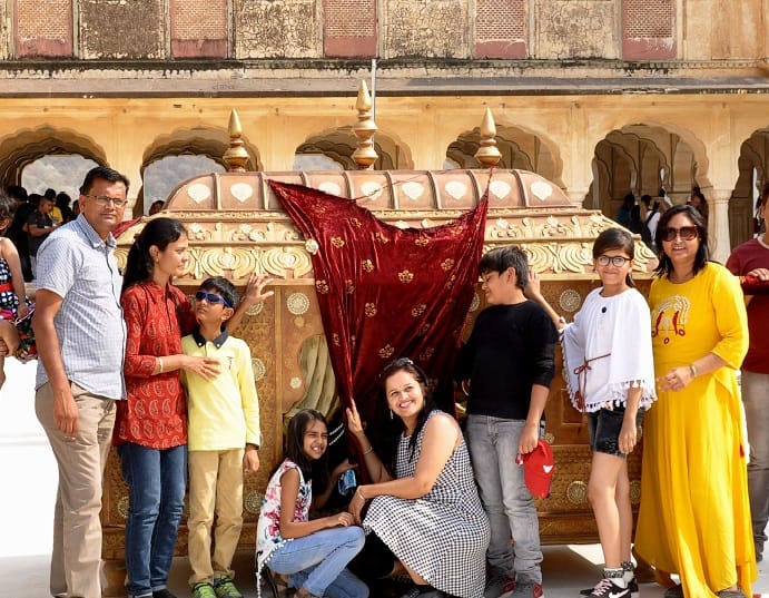 Kangna Runout is shooting at Aamer Mahal, Crowd of fans also there