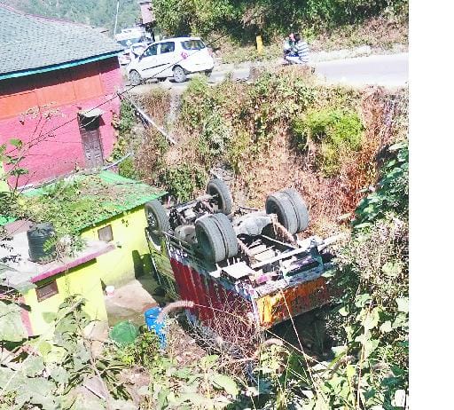 ट्रक गिरा, बाल बाल बचा परिवार