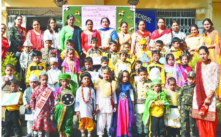 एलकेजी, यूकेजी के बच्चों ने विभिन्न किरदारों से मोह लिया मन