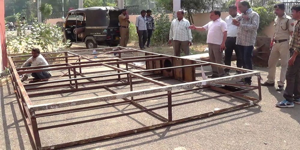 nagar nigam action in kota city, illegal hordings seized