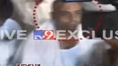 karnataka viral video nanjeshwar swami in comprising position with kannada tv actress