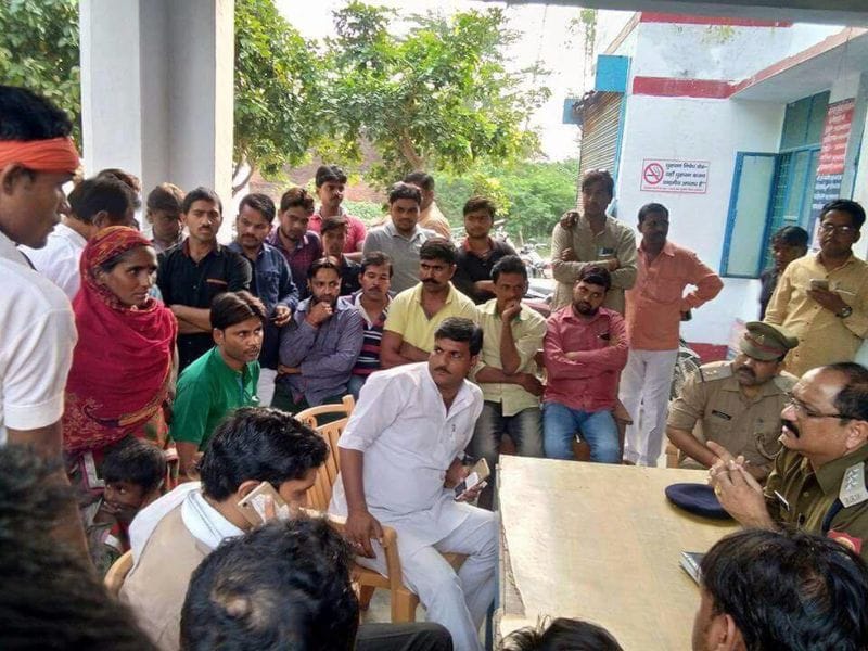 संघ प्रचारक से बदसलूकी पर भड़के कार्यकर्ता, थाना घेरा