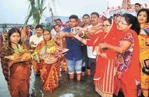 devottes gathered for chatth poojan