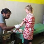 घटना के दिन इलाज कराते हुए 