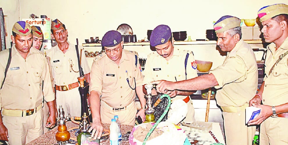 Hotel in raid, hookah mixed with addictive flavors, five arrested
