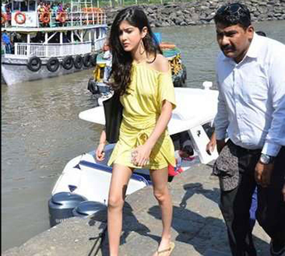 suhana khan ananya pandey and sanaya kapoor spot at gateway of india