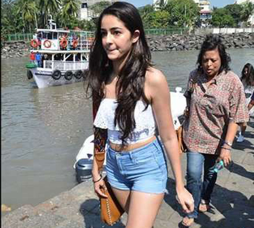 suhana khan ananya pandey and sanaya kapoor spot at gateway of india