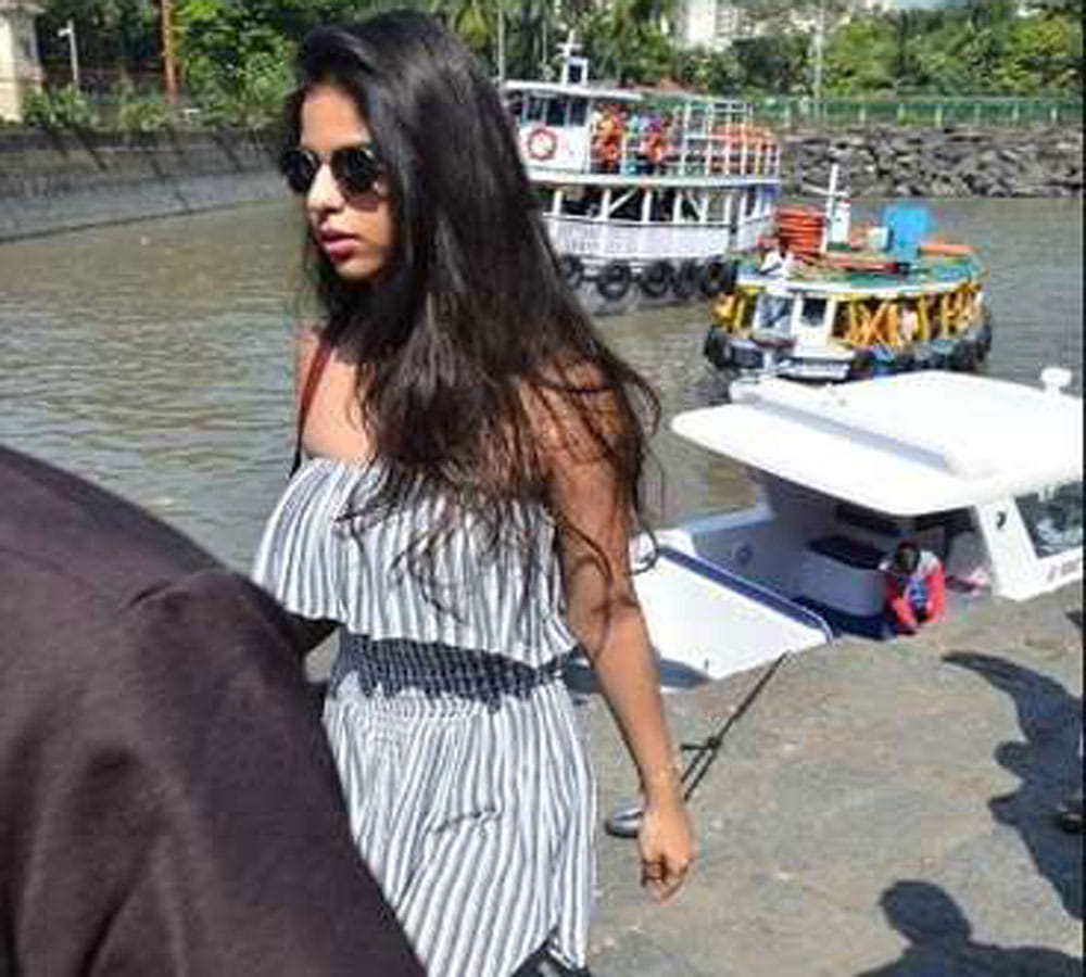 suhana khan ananya pandey and sanaya kapoor spot at gateway of india