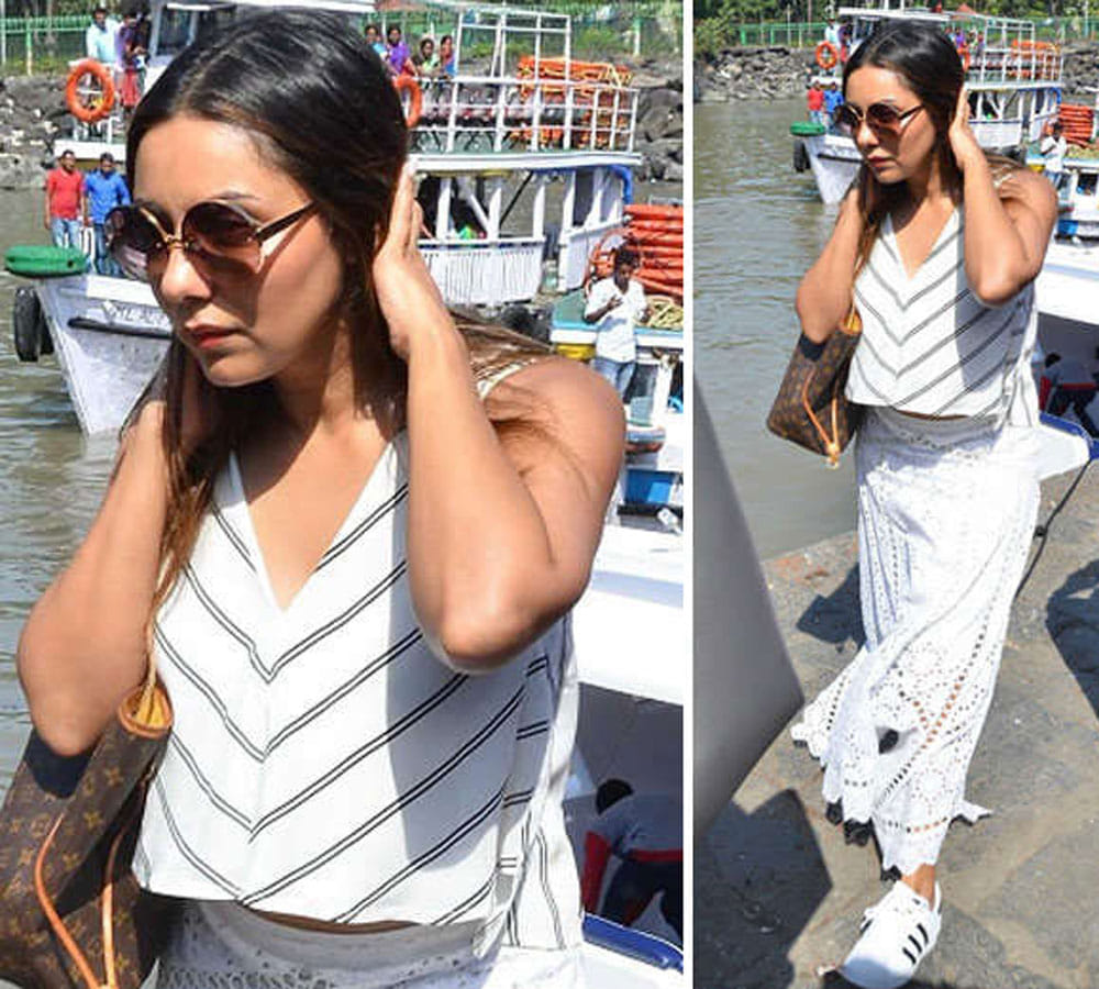 suhana khan ananya pandey and sanaya kapoor spot at gateway of india