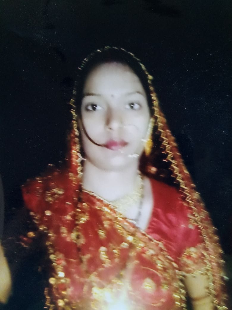 Married women commit suicide after writing a suicide note