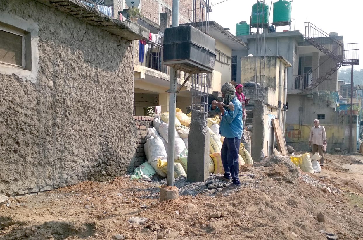 डियारा सेक्टर में कब्जाधारी ने स्वयं हटाया अवैध कब्जा