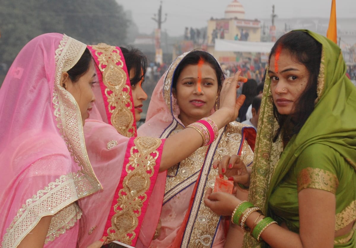 उगते सूर्य को माताओं ने दिया अर्घ्य