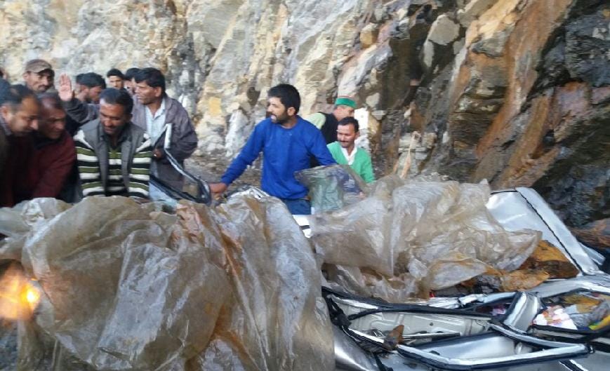कार पर गिरा पत्थर; महिला की मौत, पति घायल