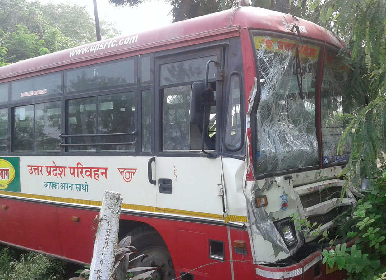 श्रद्धालुओं से भरी बस पेड़ से टकराई