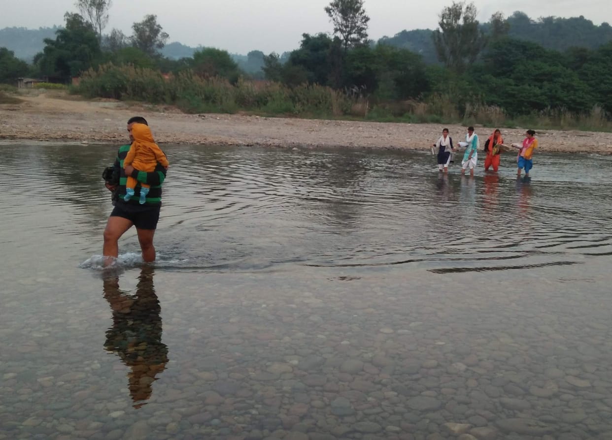 जान हथेली पर रखकर खड्ड पार करने को मजबूर