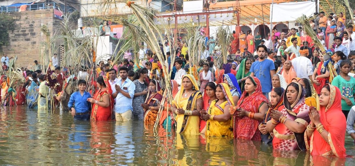 अस्ताचलगामी सूर्य को अर्घ्य देने के लिए घाटों पर उमड़ी भीड़