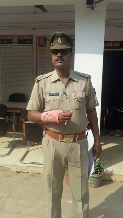 four police personnel injured in encounter with smugglers in Mirzapur