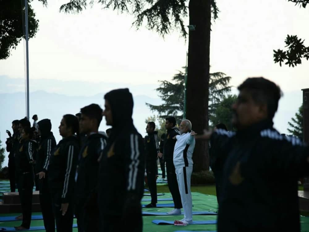 prime minister narendra modi photos with childrens in mussoorie