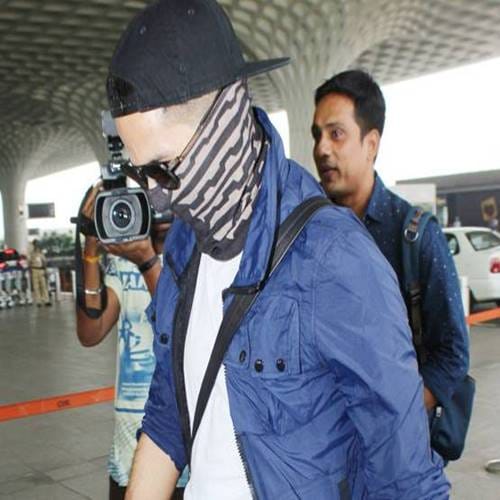 Shahid Kapoor new look of shaved hair and beard as spotted in Mumbai airport