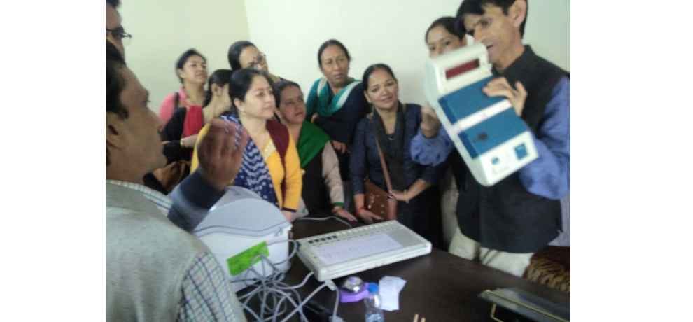 महिला मतदान कर्मियों को दिया प्रशिक्षण