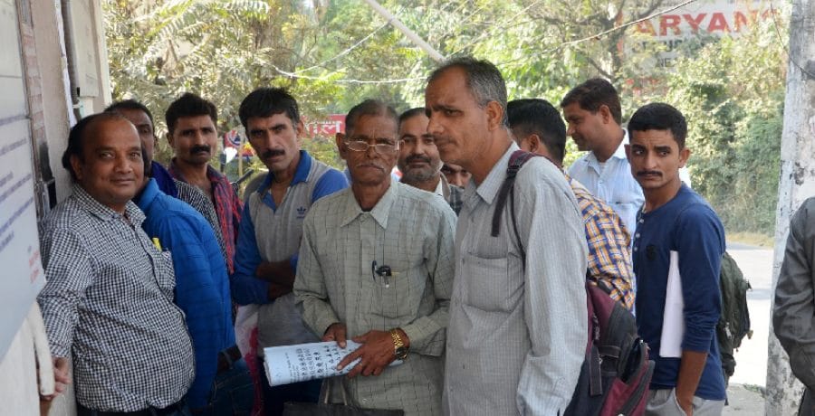 वाहनों की पासिंग के दिन परिवहन विभाग का सिस्टम ठप
