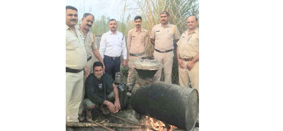 50 लीटर कच्ची शराब पकड़ी