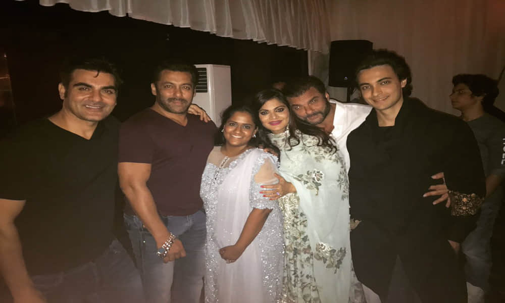 salman khan sing a song during his parents wedding anniversary