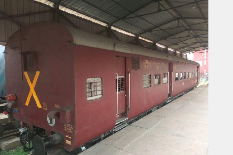 Accounts Section officer reached lucknow by vip train