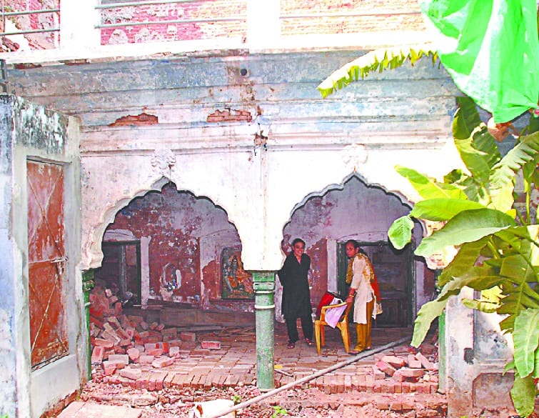 kahi shikshak nahi, to kahi chatr gaayab