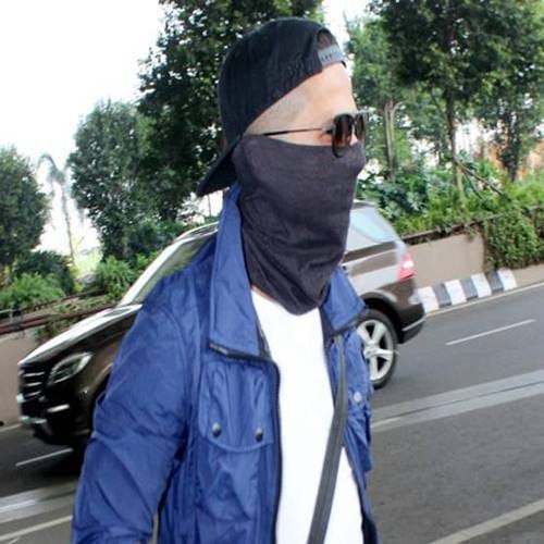 Shahid Kapoor new look of shaved hair and beard as spotted in Mumbai airport