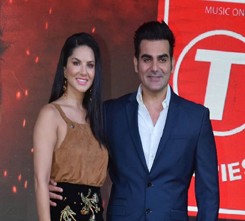 Sunny Leone viral video on snake prank by her crew member 