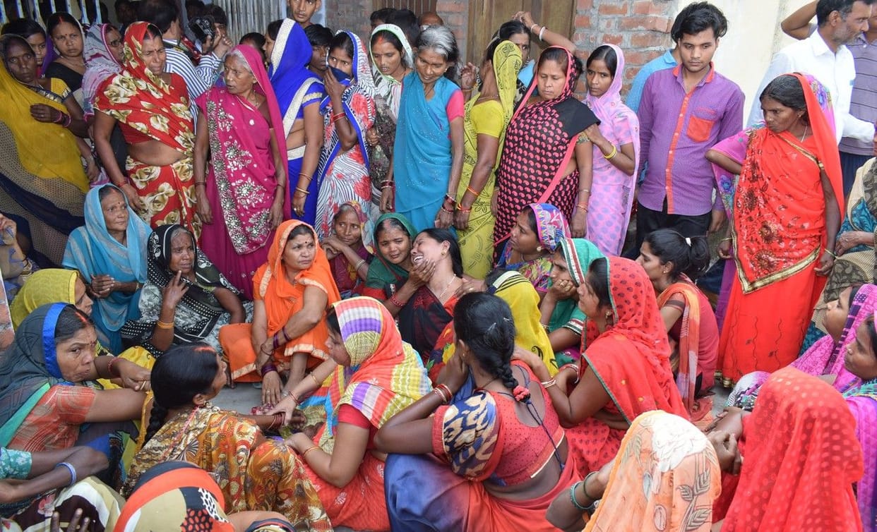 घर के अंदर महिला की गला रेतकर हत्या