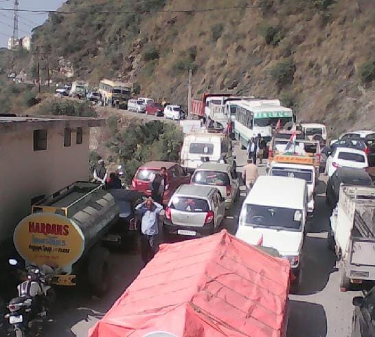 संगड़ाह में भारी जाम से लोग हुए परेशान