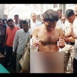छेड़छाड़ की घटना के बाद आरोपी चिकित्सक का मुंह कालाकर उसके कपड़े फाड़कर जलूस में लेकर जाती भीड़ ।
