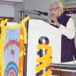 पूर्वांचल विश्वविद्यालय में संबोधित करते राज्यपाल