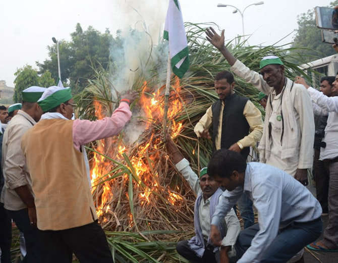 Farmers protest in front of vidhansabha