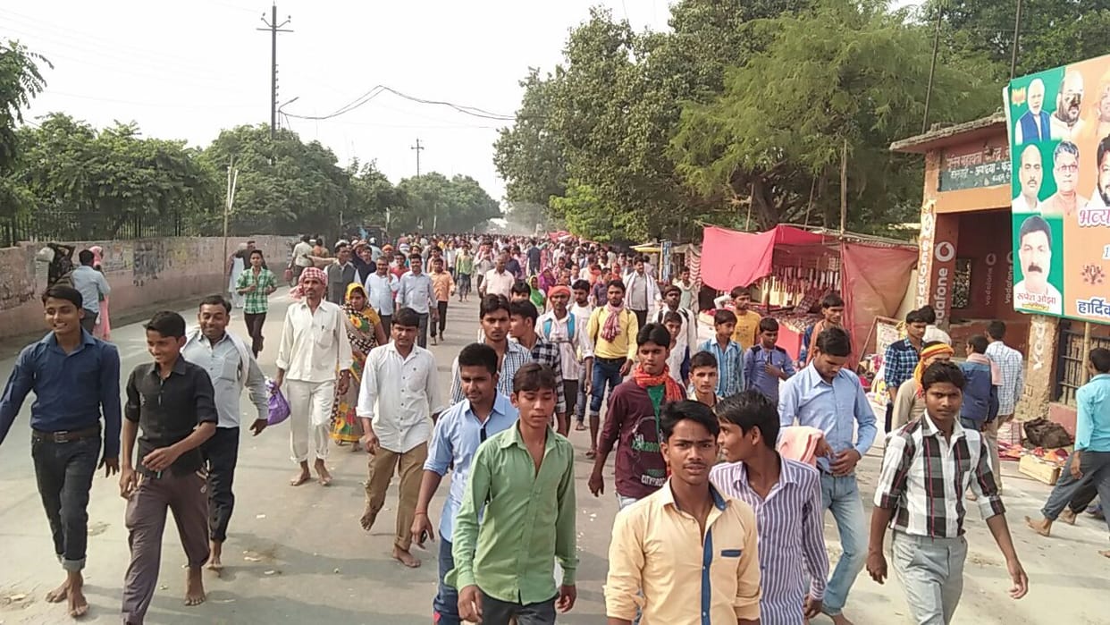 गिरवर तै डोर लगाए लई ए, आंधी आए कै  मेह...