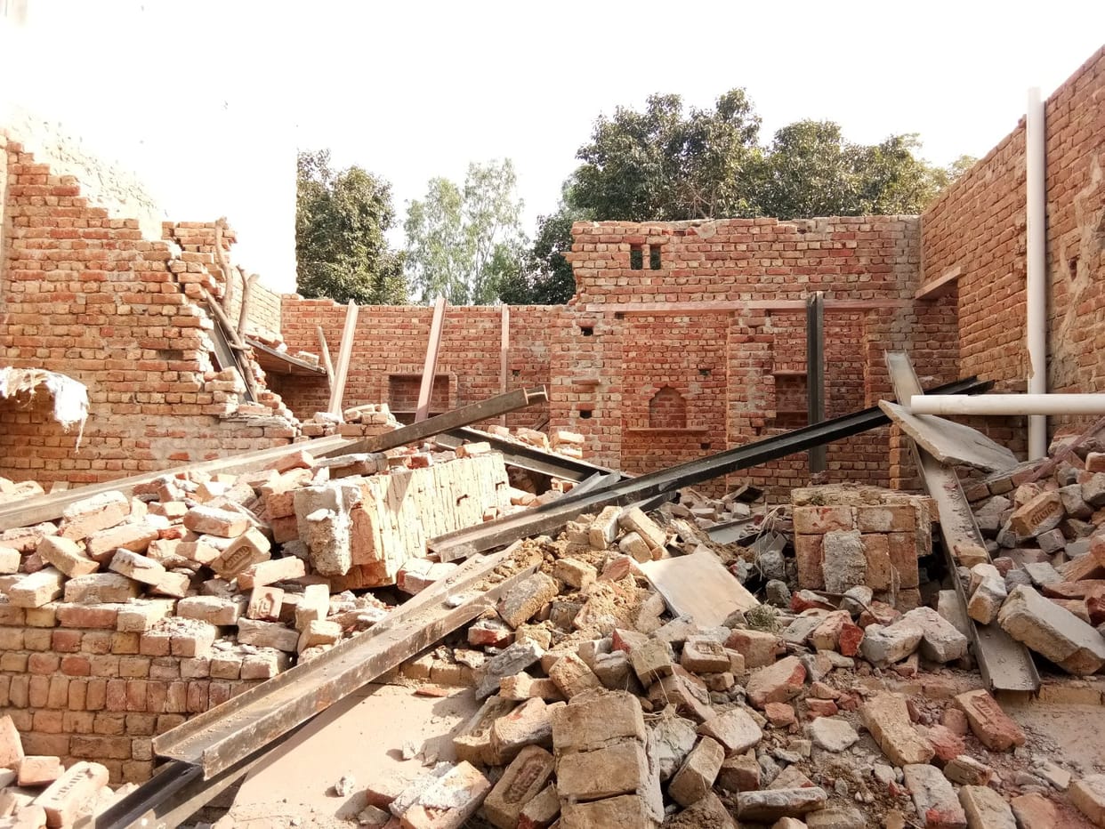 एनजीटी के आदेश पर ढहाए कई मकान