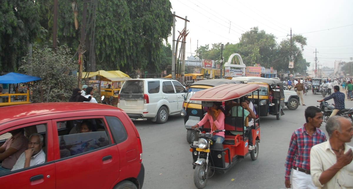 चुनावी फिजा बनाने वाले होर्डिंग्स और बैनर हटने लगे