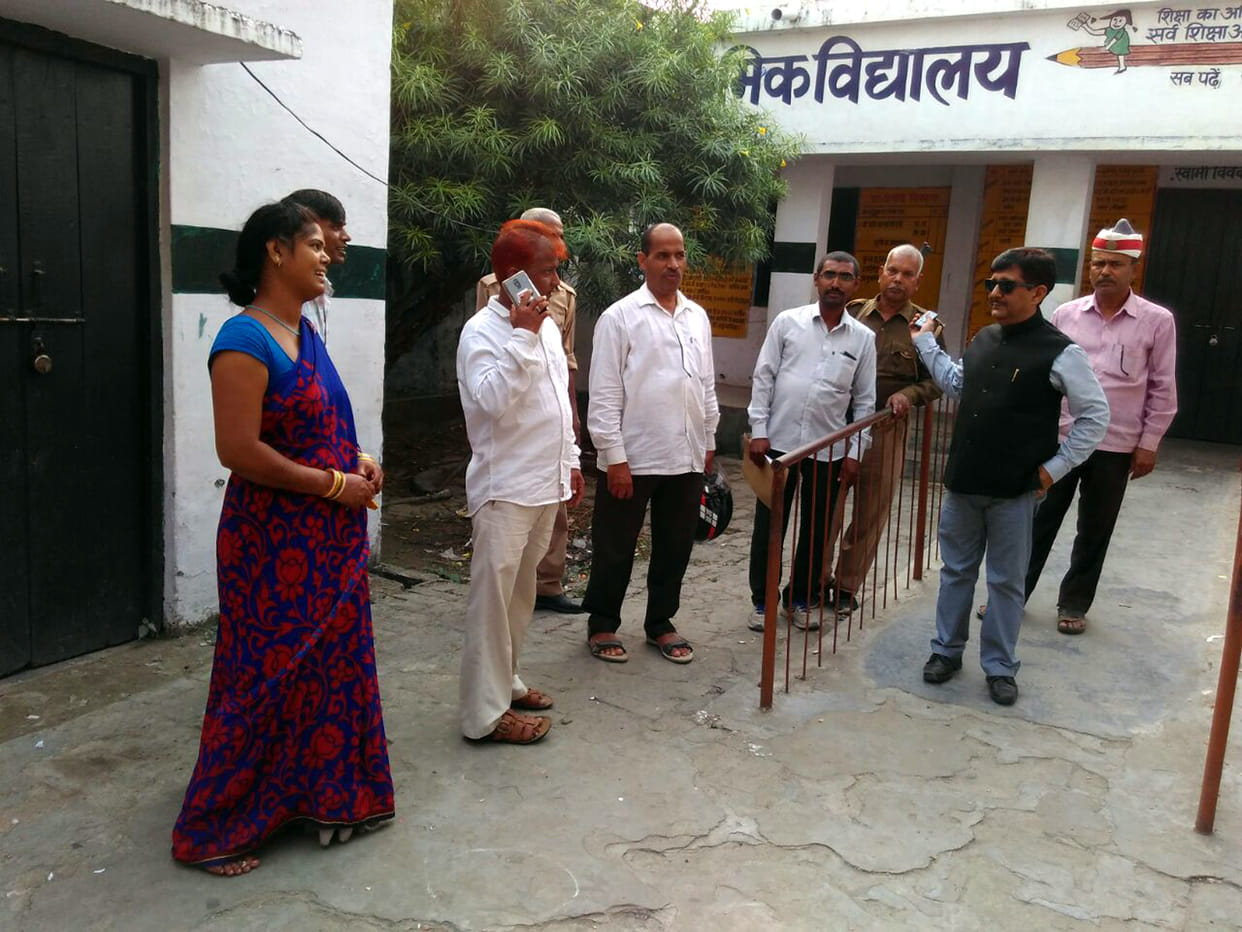 एसडीएम ने मतदान बूथों का किया निरीक्षण