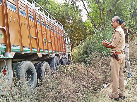  देवीपुर फ्लाईओवर के पास खड्ड में गिरा ट्रक-