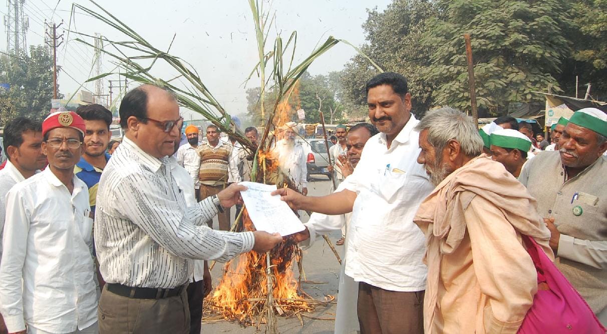 Bhikiyu celebrates Holi with cane at Mandi Gate