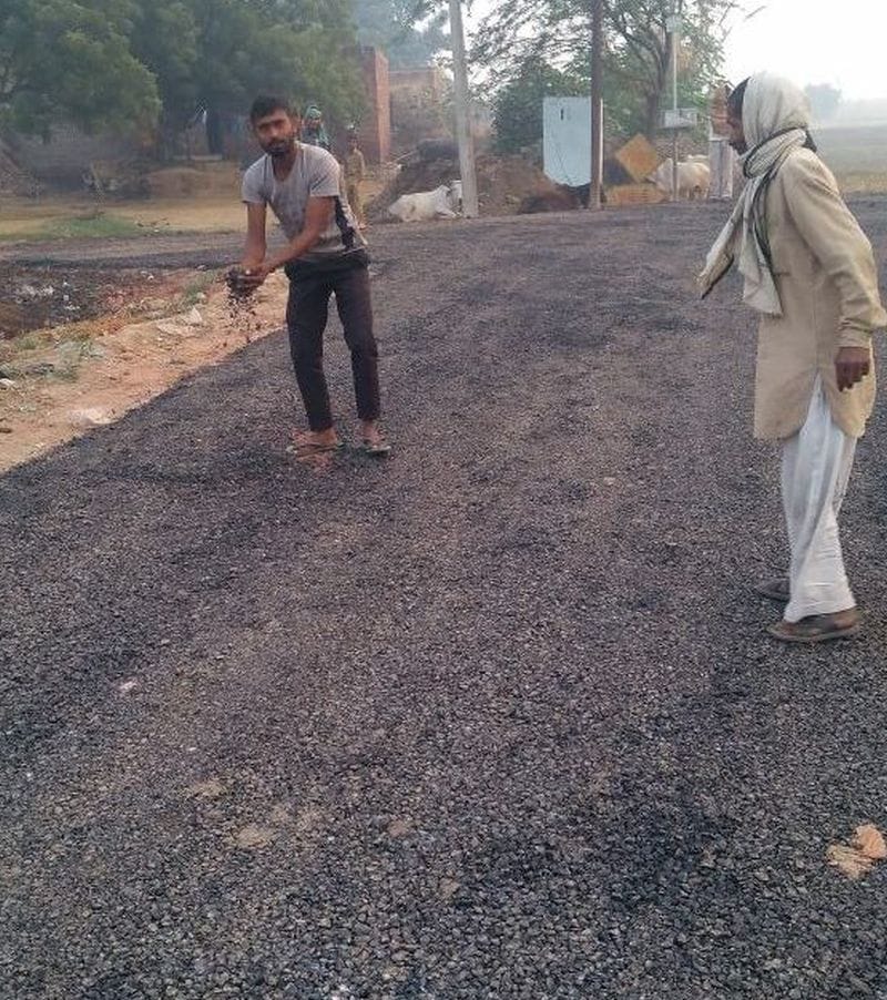 उबड़-खाबड़ सड़क पर दांव पर जिंदगी