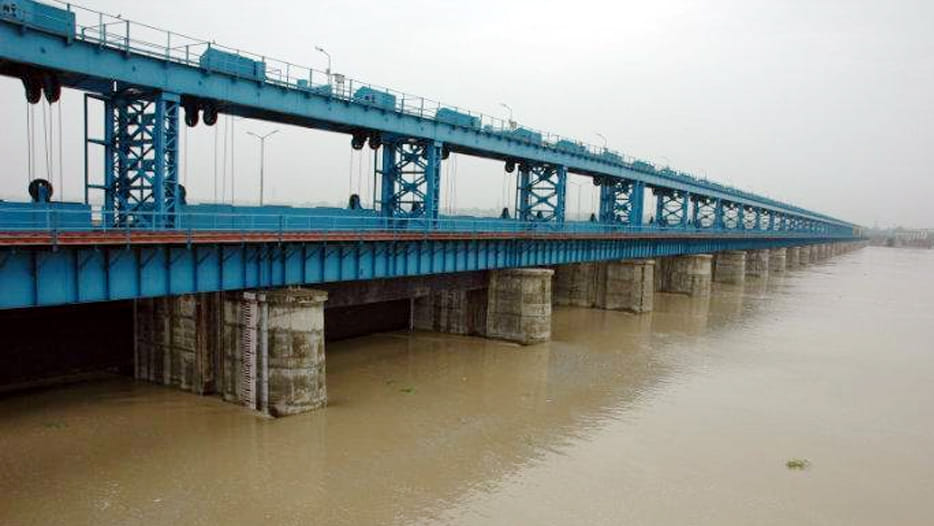 lover jumped into ganga infront of girlfriend