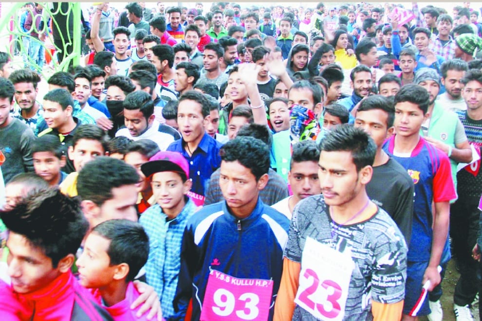 मतदाता जागरूकता के लिए दौड़े सैकड़ों लोग