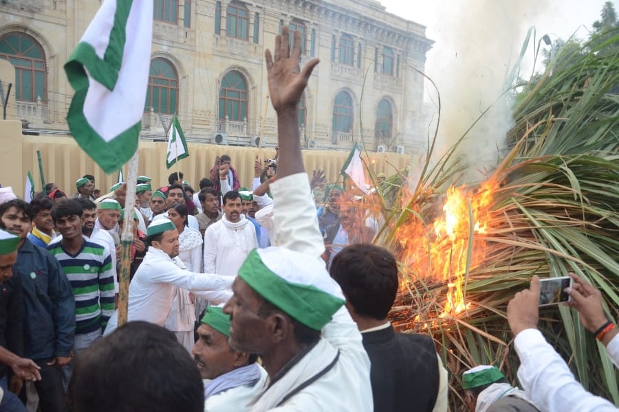 farmers burn their crops in front of vidhan bhawan in Lucknow.